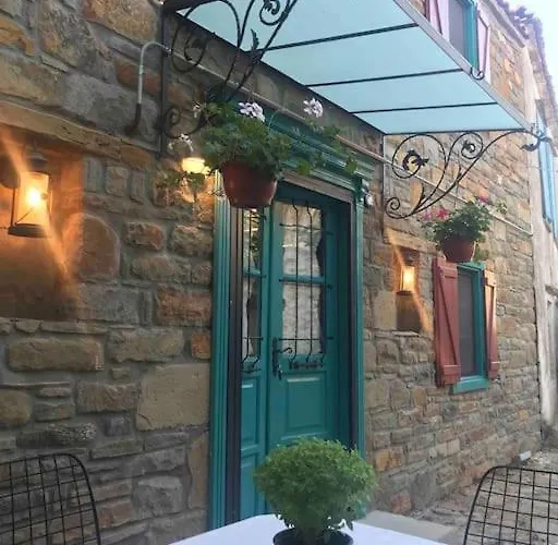 Egri Meseler Goekceada Eski Bademlide Tarihi Tas Ev Сasa de vacaciones *